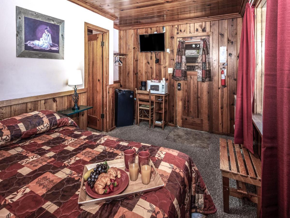 Apache Village Cabinette 13, Queen Bed, Midtown, Sleeps 2 Ruidoso Exterior photo