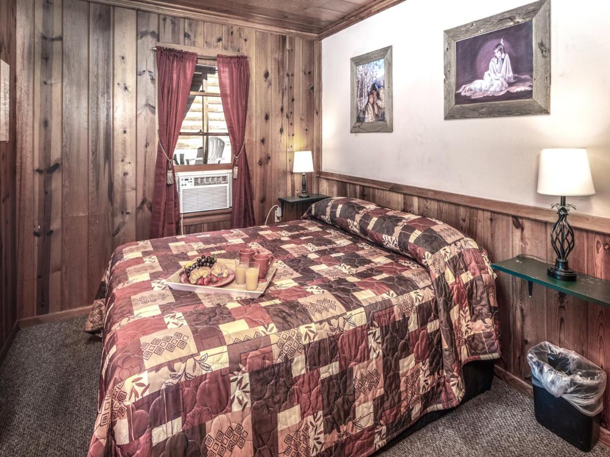 Apache Village Cabinette 13, Queen Bed, Midtown, Sleeps 2 Ruidoso Exterior photo